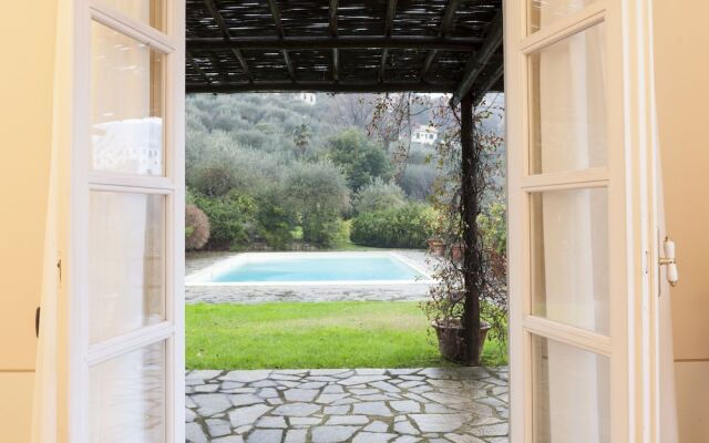 Villa con piscina tra gli ulivi di Rapallo