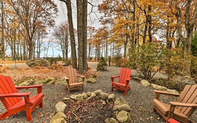 Outdoor Theater, Deck & Fire Pit: Poconos Retreat