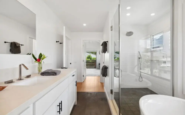 Hale Hanalei 5 Bedroom Home by RedAwning