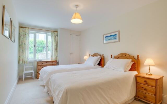 Lovely Holiday Home in Edmonton With Garden