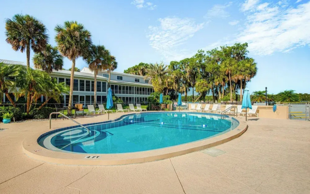 Quaint Welaka Getaway: Steps to St Johns River!