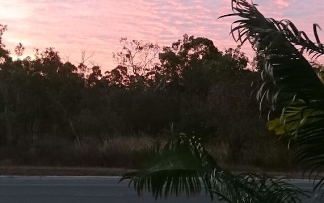 Palm Lakeside - Bowen, Whitsundays Wifi Netflix Private Cool Luxury