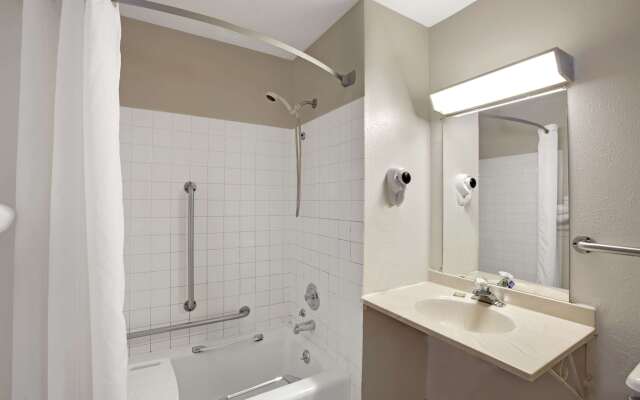 Super 8 by Wyndham Crystal Lake