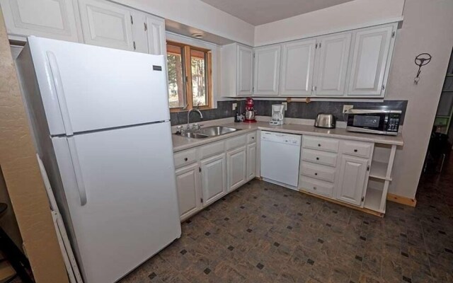 750 Stanford Avenue 3 Bedroom Cabin by RedAwning