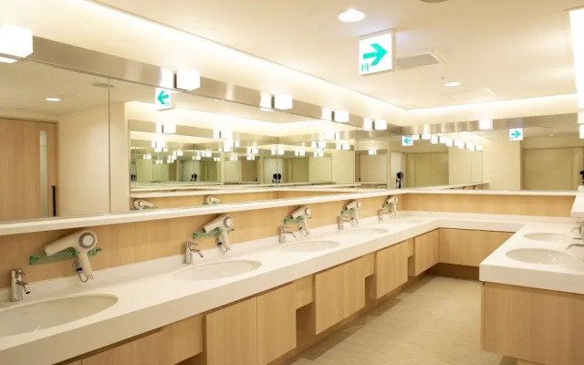 PLAZA EAST CABIN - Caters to men