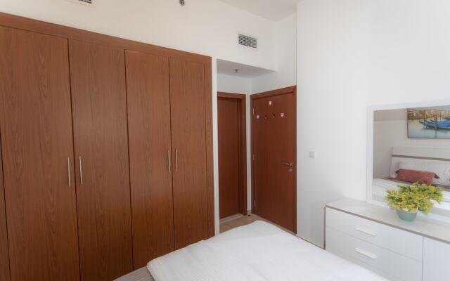 Lofty apt with panoramic view terrace