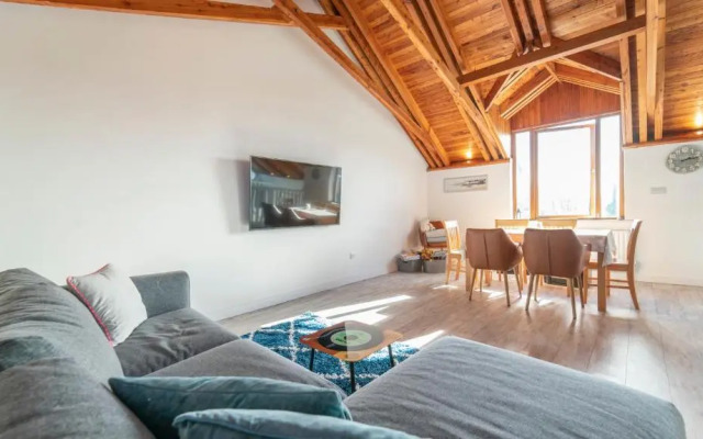 Stylish, Spacious Sea View House