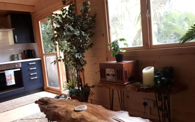 Cabin set in a Beautiful Romantic Tropical Garden