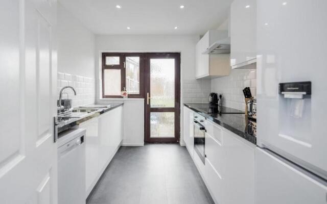 3br-sleeps5-parking-garden-accesstolondon