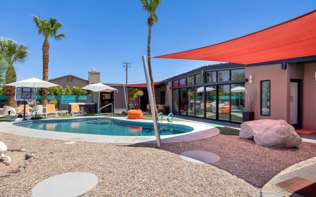 Modern Desert Oasis