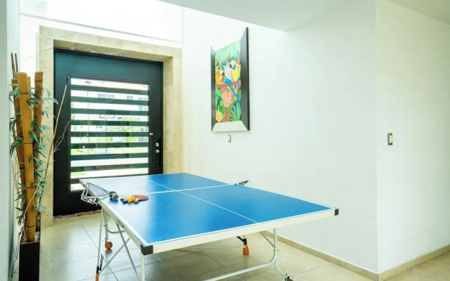 Spacious 5 Bedroom Oasis with Pool & BBQ