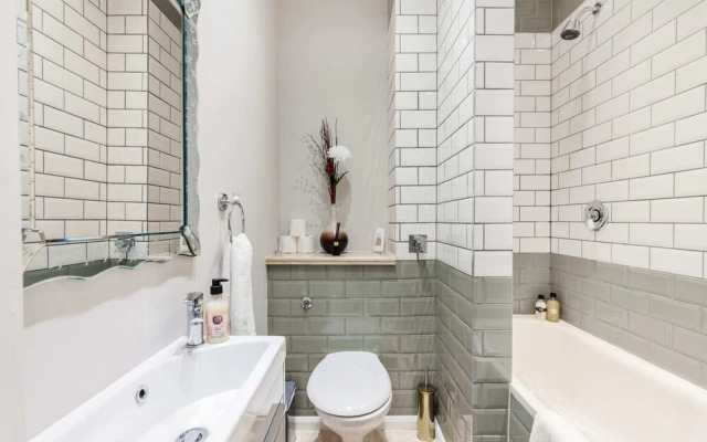 Modern 2 bed Flat, West Kensington, Sleeps 4