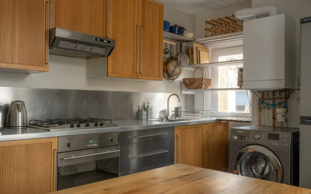 Bright Stockwell Apartment