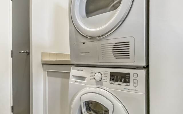 Light and spacious w incredible harbour views