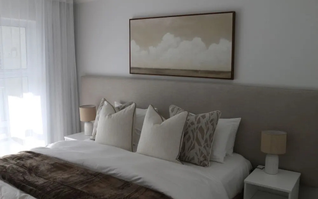 Camps Bay Holiday Home - Walk to the Beach