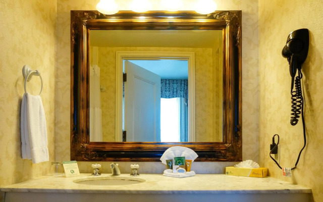 Gaslamp Plaza Suites
