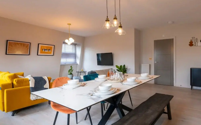 Super Vibrant 2 Bedroom With Parking