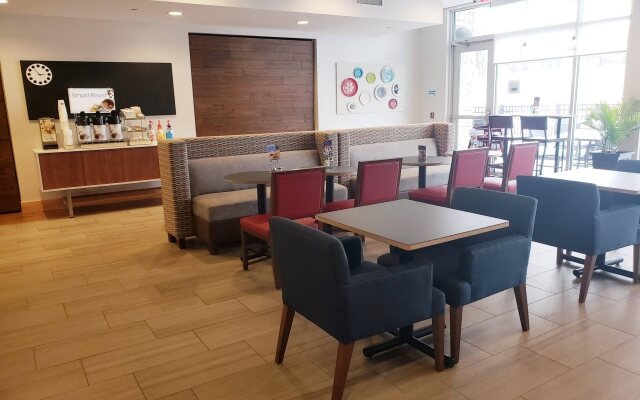 Holiday Inn Express & Suites Altoona by IHG