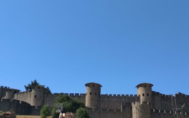 Au Pied Des Remparts