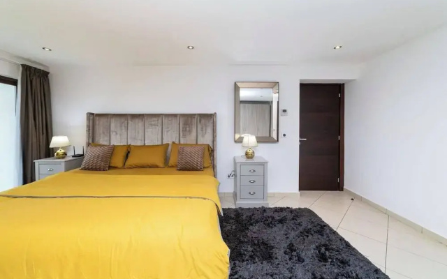 Modern 3bdr Apt at Villaggio - Rooftop Pool & Skybar