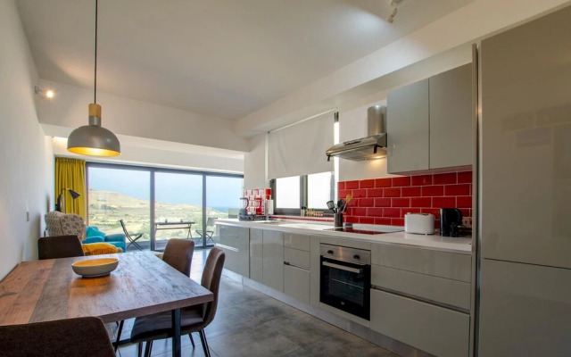 2 Bed Apartment w Distant Sea and Country Views