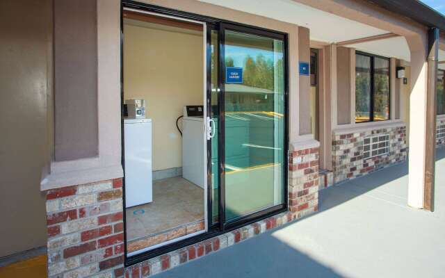 Travelodge by Wyndham Macon West