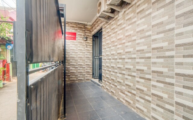 RedDoorz near Graha Cijantung Mall