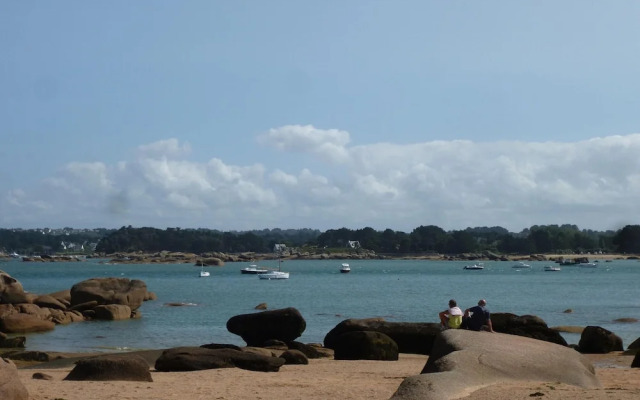 Spacious House Near Pink Granite Coast