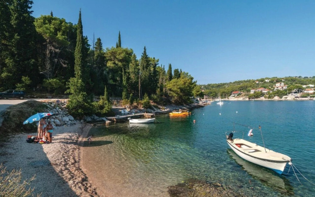 Stunning Home in Rogac With Wifi and 4 Bedrooms