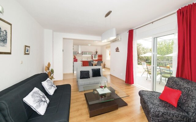 Amazing Home in Kastel Stafilic With Wifi and 3 Bedrooms