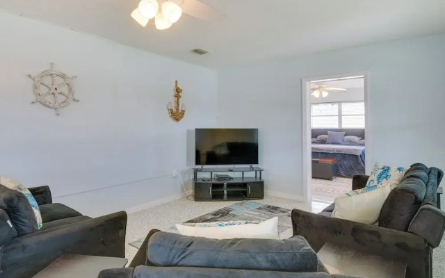 Waterfront Okeechobee Getaway w/ Backyard Dock!