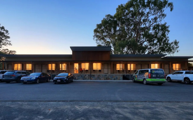 New Crossing Place Motel & Apartments