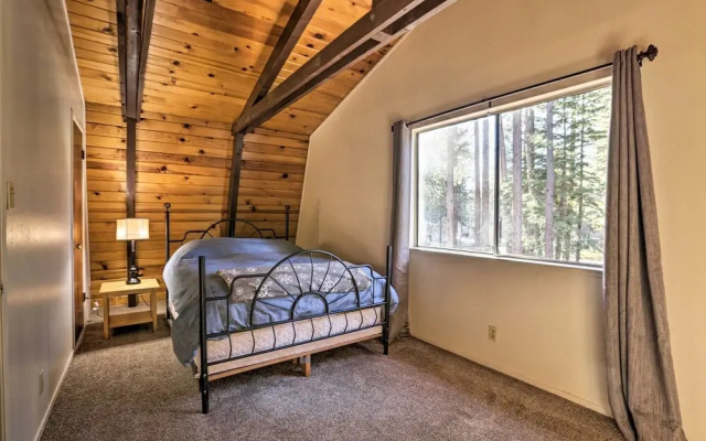 4-season Tahoe Hideaway: 1 Block to Biking!