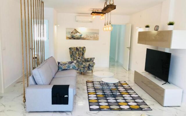 New central 2BR apartment 100m-to-beach free parking