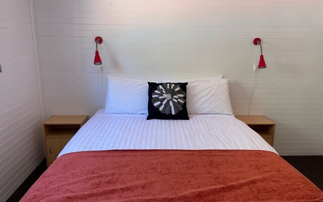 Seaview Holiday Park and  Hostel
