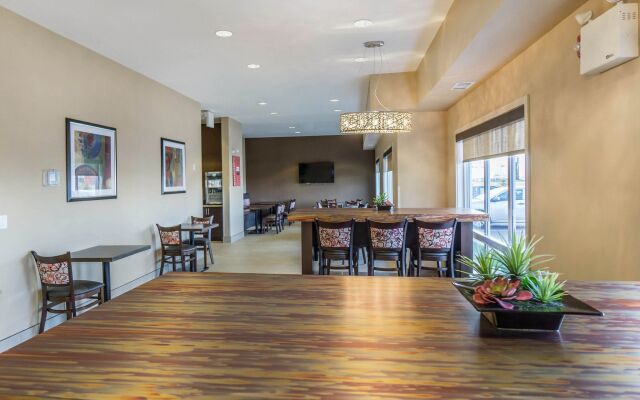 Comfort Inn & Suites Edmonton International Airport