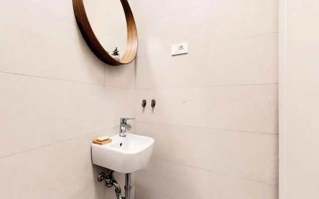 Mika's 2-Bedroom Seaview Flat & Parking