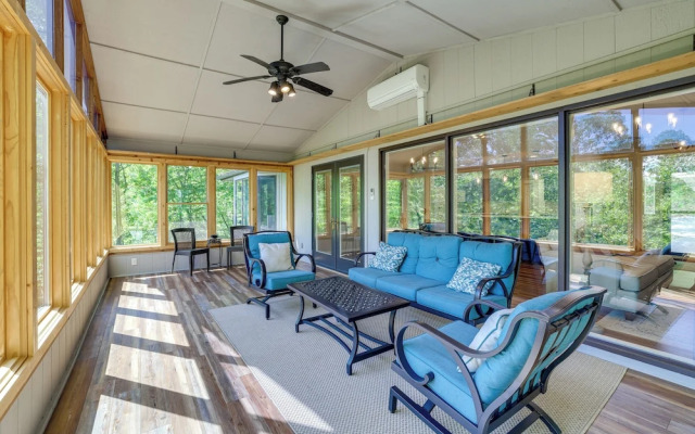 The Bella Vista Lakeside Treehouse: Dock & Kayaks!