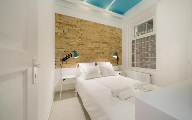 Designer Dream Home In The Absolute Center
