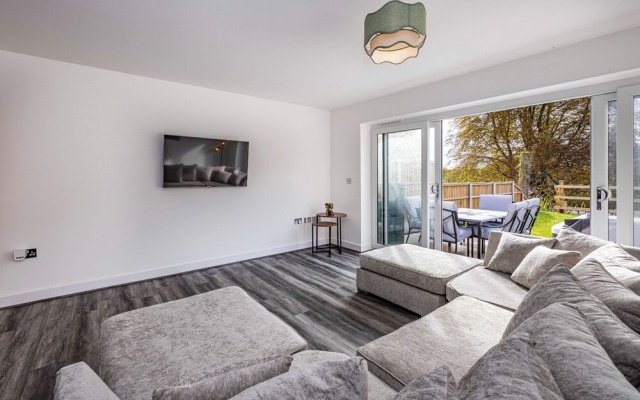 4 Riverside Mews
