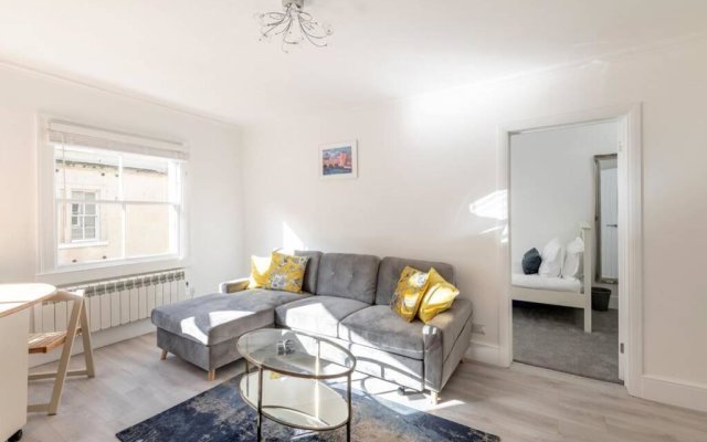 2 Bed City Centre Apartment 1 min from Bath Abbey