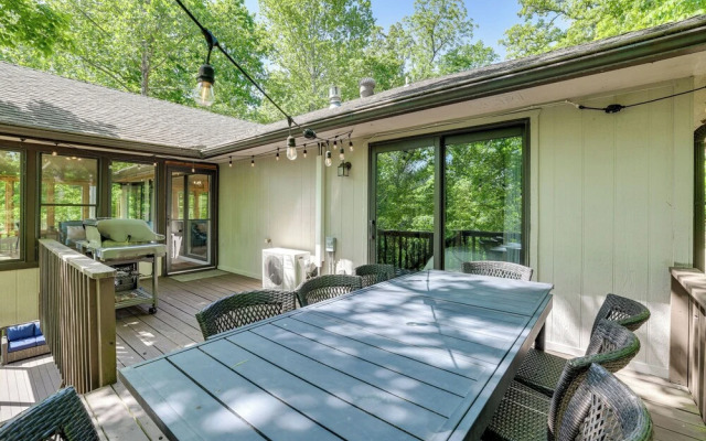 The Bella Vista Lakeside Treehouse: Dock & Kayaks!