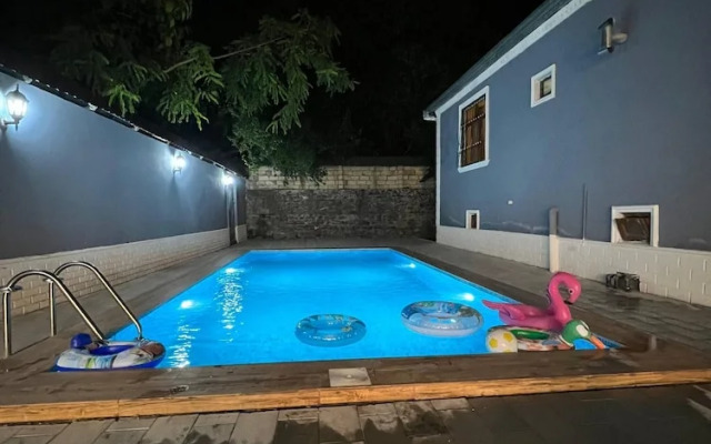 Cozy House With Swimming Pool Near City Center