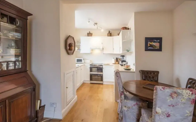 Kensington Beautiful Two Bed Apartment