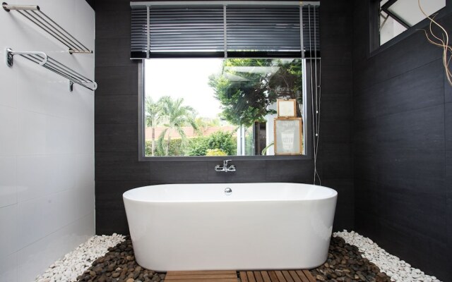 Modern 4BR Pool Villa Virginie Naiharn