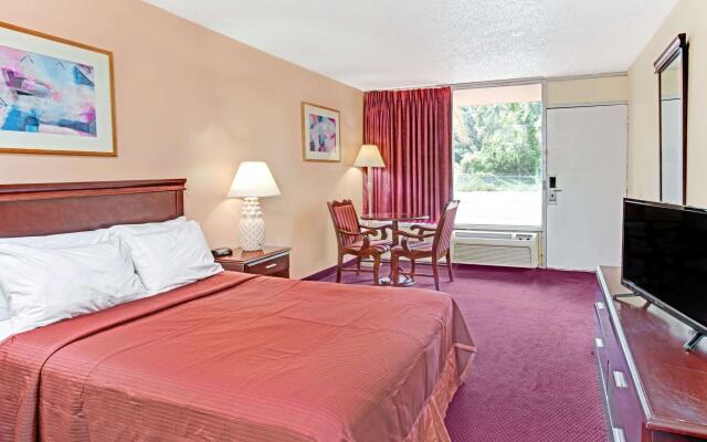 Howard Johnson by Wyndham Tropical Palms Kissimmee