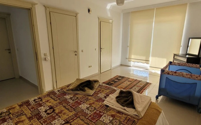 Immaculate 4-bed Villa With Large Garden and Pool