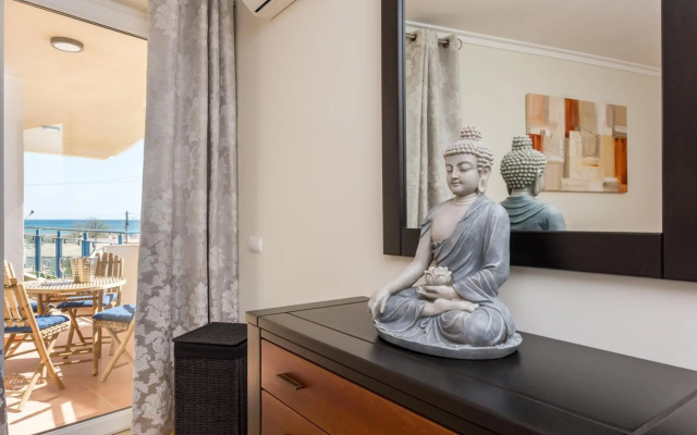 2 bedroom Sea View apartment, private parking