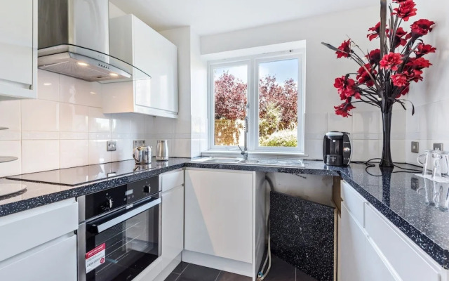 2 Bed Flat, Dedicated Workspace, Parking, 4KTV