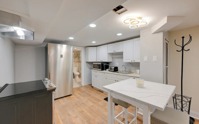 Lovely Elmont Apartment - Walk to Bus Stop!